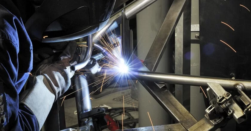 Garaj ve araba servisi için kaynak makinesi